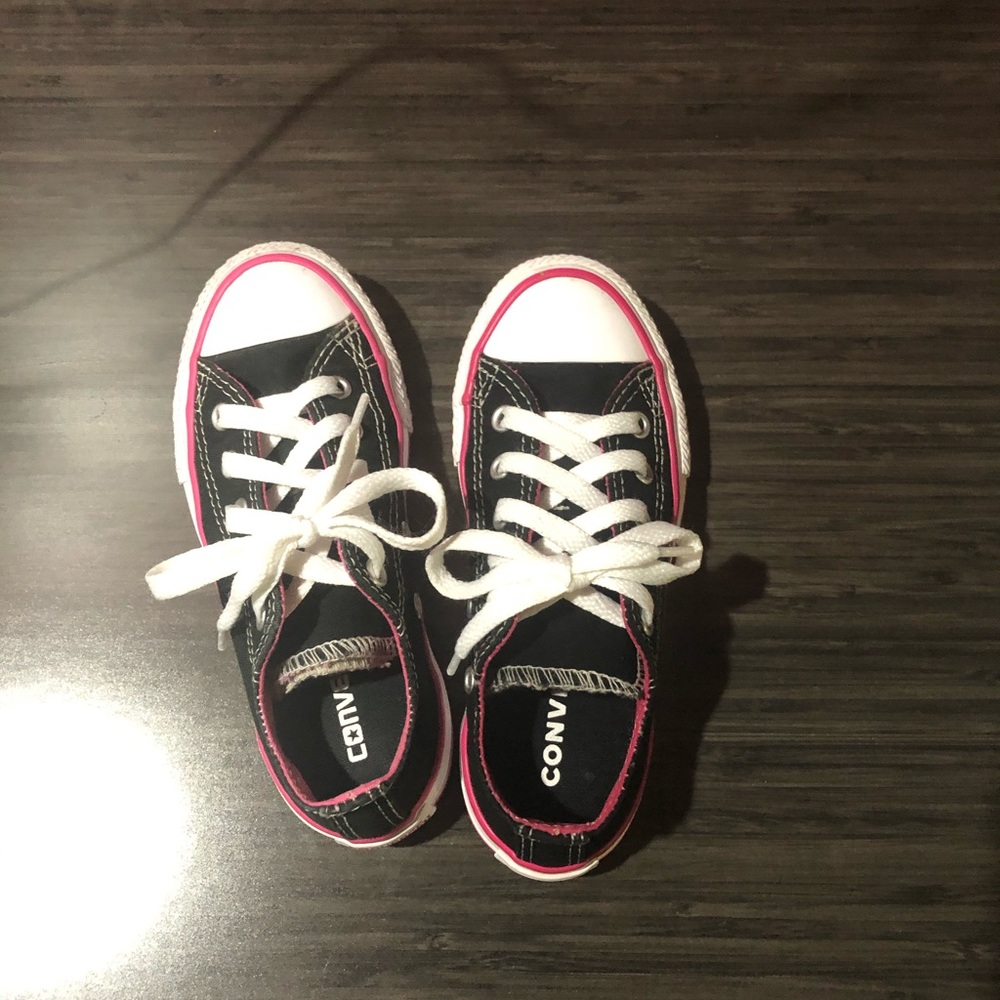 Black & pink converse